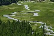 28 Il fragoroso torrente scende  a distenderesi tra i meandri della piana